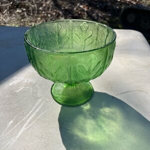 1978 FTD avocado green glass bowl featuring an embossed oak leaf design